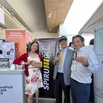 Asistentes con producto SPIRUgel en exposición